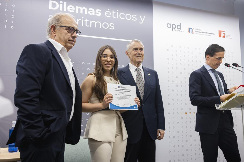 Cathaysa Inmaculada Nolasco Betancor junto doctor Heriberto Rodríguez Mateo y Francisco Rubio, vicepresidente de la FULP